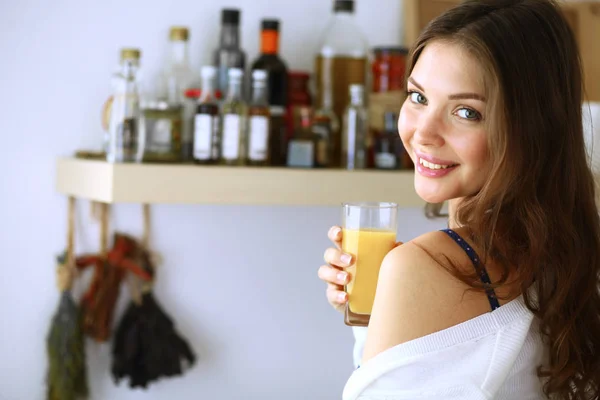 Retrato de una bonita mujer sosteniendo un vaso con sabroso jugo —  Fotos de Stock