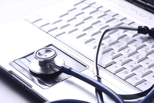 Stetoskop medyczny na laptopie — Zdjęcie stockowe