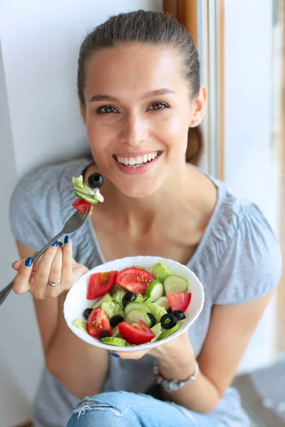 Una hermosa chica comiendo comida saludable — Foto de Stock