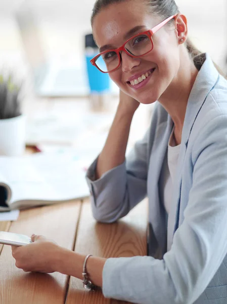 Obchodní žena sedí ve své kanceláři pomocí tabletu počítače — Stock fotografie