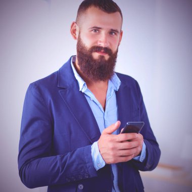 Ofiste masasının karşısında duran bir iş adamı ya da yönetici.