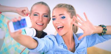 iki kız telefonda evde fotoğraf çekme