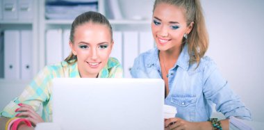 masada oturan ofis, birlikte çalışan iki kadın