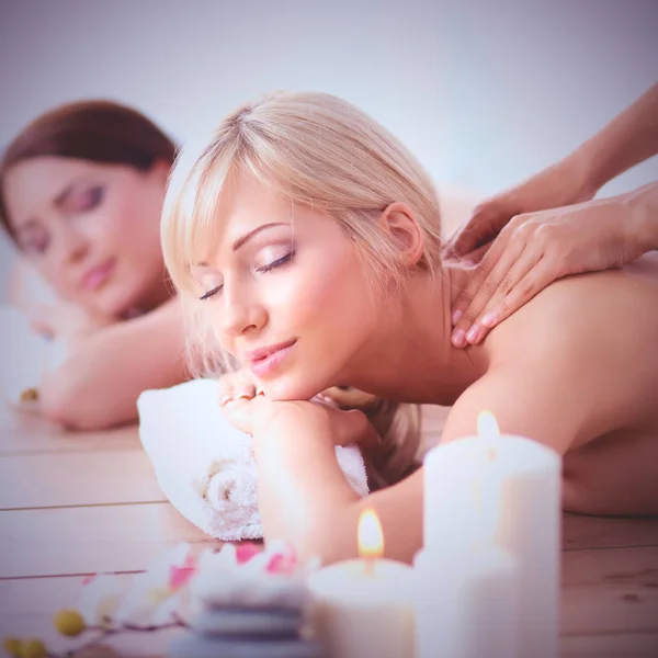 Dos mujeres hermosas jóvenes relajándose y disfrutando en el centro de spa — Foto de Stock