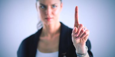 Kadın parmaklarıyla hayali bir ekrana dokunuyor.