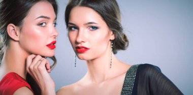 Birlikte iki genç güzellik kadının...