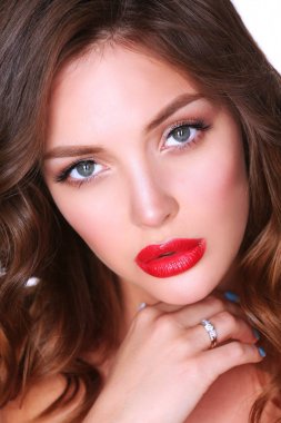 Güzel kadın deri beyaz zemin üzerine kırmızı dudaklar ile