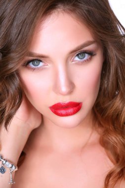 Güzel kadın deri beyaz zemin üzerine kırmızı dudaklar ile