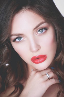 Güzel kadın deri beyaz zemin üzerine kırmızı dudaklar ile