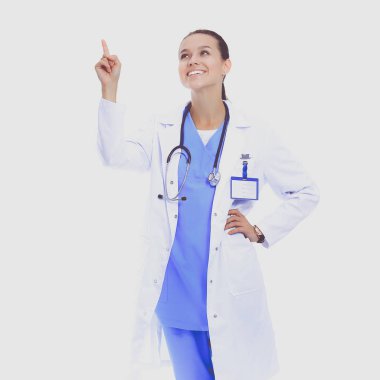 Beyaz arka planda izole edilmiş bir kadın doktorun portresi.