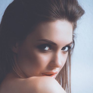 Güzel genç kadın yüzünün yakın portresi..