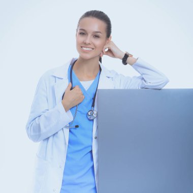 Boş reklam panosu olan bir kadın doktor..