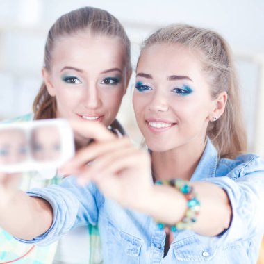 iki kız telefonda evde fotoğraf çekme