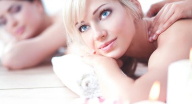 rahatlatıcı ve spa merkezinde zevk iki genç güzel kadın