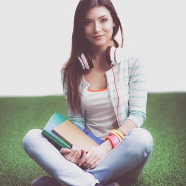 kadının okuma kitabı yeşil çimenlerin üzerinde oturur