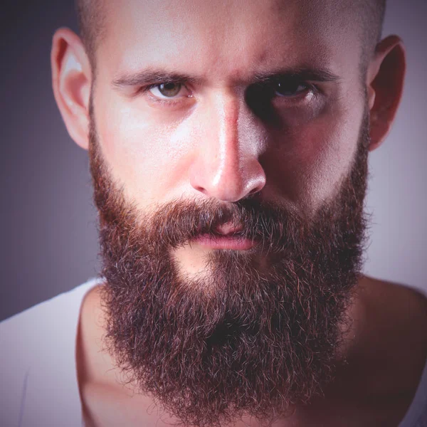 Retrato de homem bonito em pé, isolado sobre fundo cinza — Fotografia de Stock