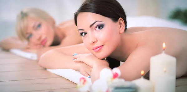 Dua wanita cantik muda santai dan menikmati di spa sen — Stok Foto