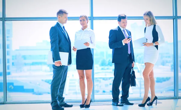 Glimlachend succesvol bedrijf team staande in office — Stockfoto