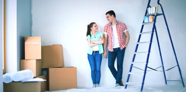 Portrait de jeune couple déménageant dans une nouvelle maison — Photo