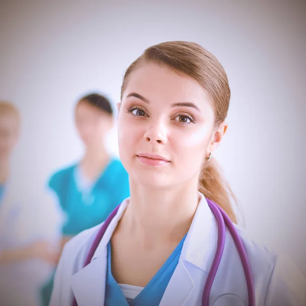 Привлекательная женщина-врач перед медицинской группой — стоковое фото