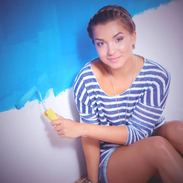 Feliz hermosa joven mujer haciendo pintura de pared —  Fotos de Stock