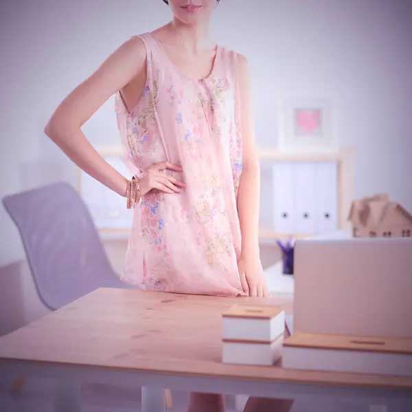 Portrait of business woman standing in office — Stock Photo, Image