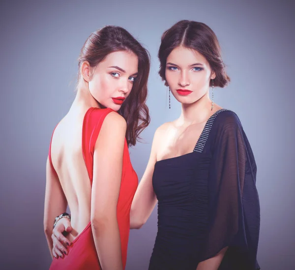 Dos jóvenes mujeres de belleza de pie juntas — Foto de Stock