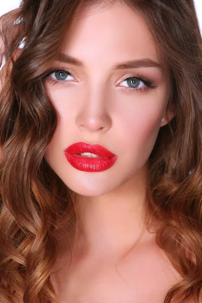 Красивая женщина кожа с красными губами на белом фоне — стоковое фото