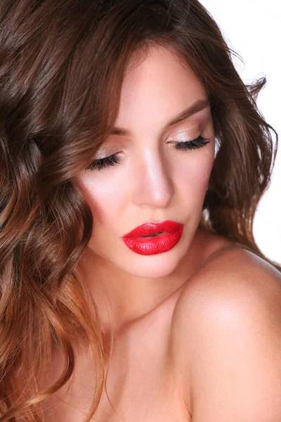 Hermosa piel de mujer con labios rojos sobre fondo blanco — Foto de Stock