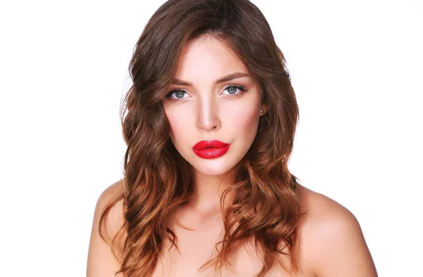 Gyönyörű nő a bőr fehér alapon piros ajkak — Stock Fotó