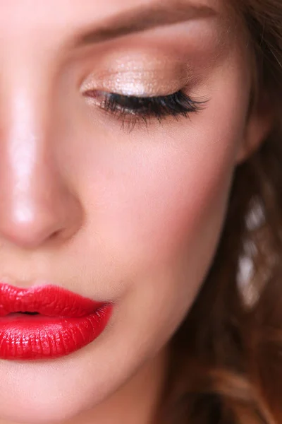 Hermosa piel de mujer con labios rojos sobre fondo blanco —  Fotos de Stock