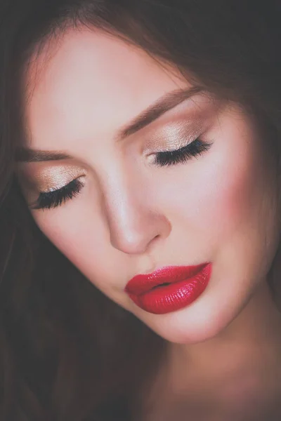 Красивая женщина кожа с красными губами на сером фоне — стоковое фото