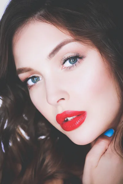 Gyönyörű nő a bőr fehér alapon piros ajkak — Stock Fotó
