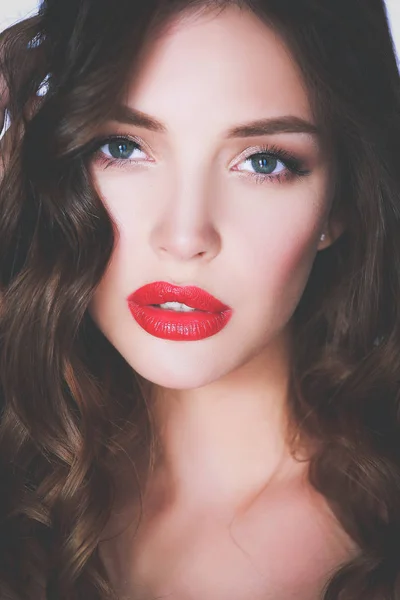Hermosa piel de mujer con labios rojos sobre fondo blanco — Foto de Stock