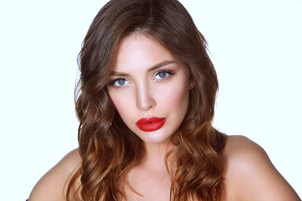 Skóra piękna kobieta z czerwonymi ustami na białym tle — Zdjęcie stockowe
