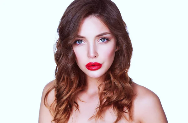 Hermosa piel de mujer con labios rojos sobre fondo blanco — Foto de Stock