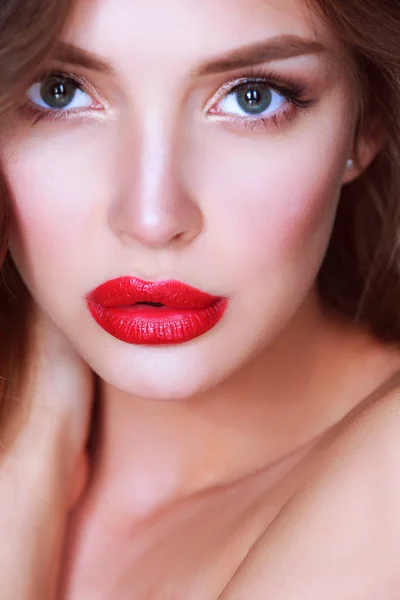 Hermosa piel de mujer con labios rojos sobre fondo blanco — Foto de Stock