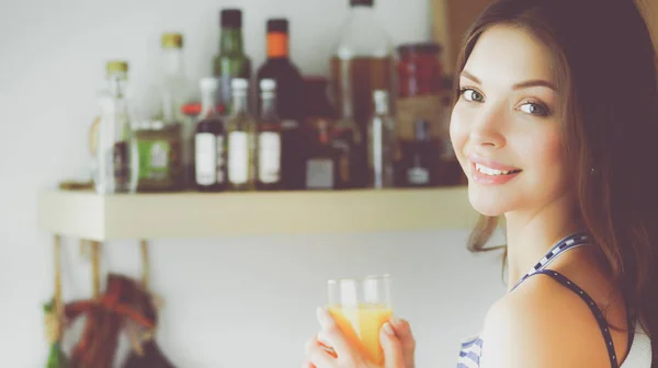 Lezzetli meyve suyuyla bardağı tutan güzel bir kadının portresi. — Stok fotoğraf