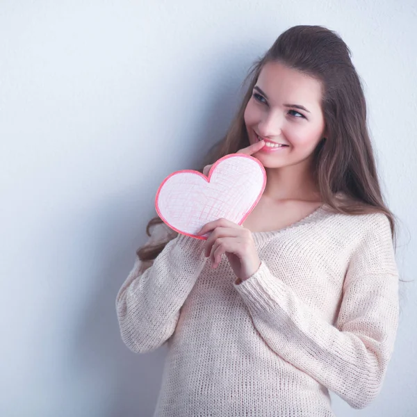 Retrato de una joven hermosa mujer mostrando una tarjeta de regalo. Día de San Valentín —  Fotos de Stock