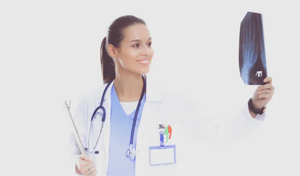 Jeune femme médecin regardant l'image radiographique isolée sur fond blanc — Photo