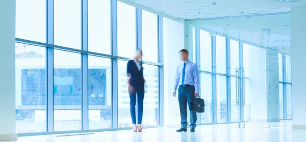 Businesspeople walking in the corridor of an business center — Stock Photo, Image