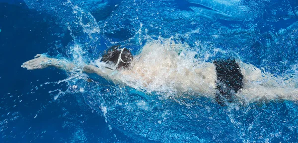 Homem nadador na piscina. Foto subaquática — Fotografia de Stock