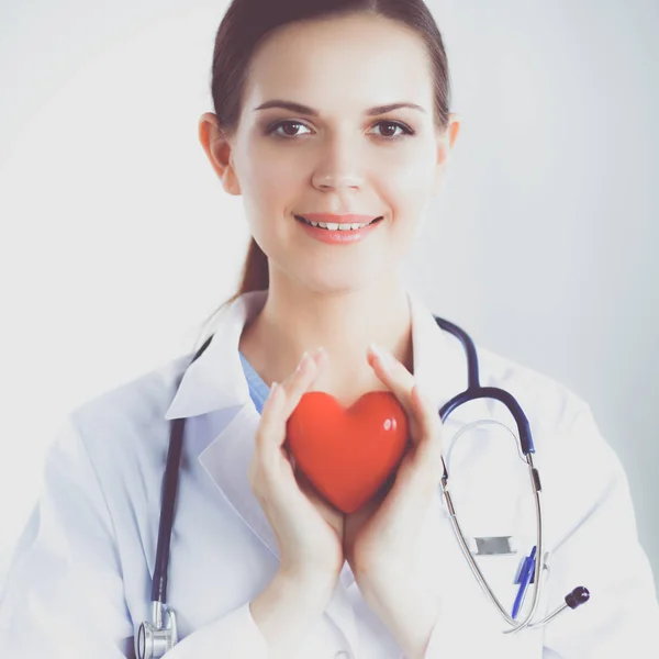 Médica com estetoscópio segurando coração — Fotografia de Stock