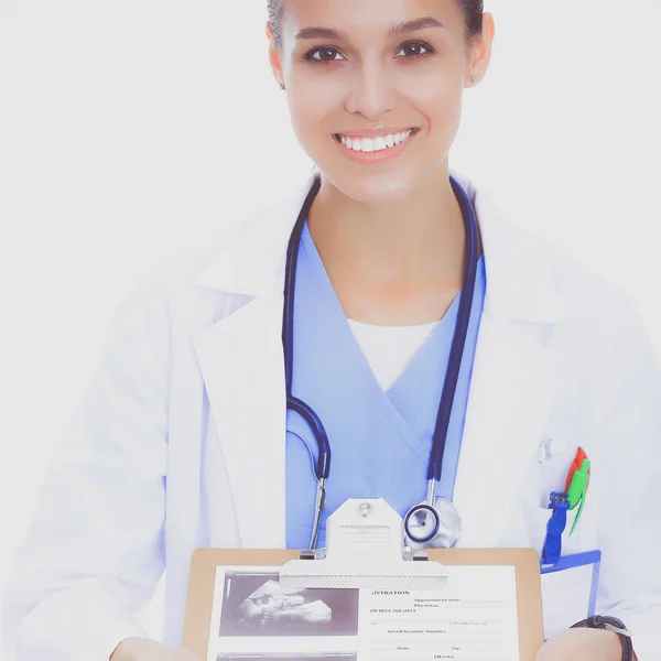 クリップボードを持つ女性医師 — ストック写真