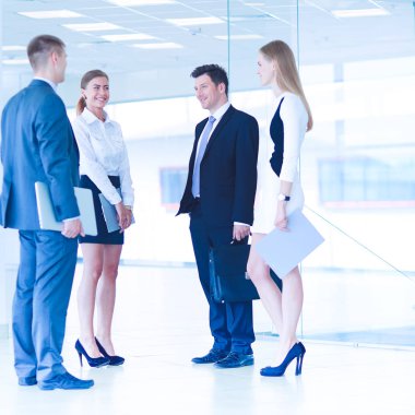 Başarılı iş takım ayakta Office gülümseyen