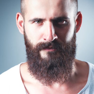 Ayakta, gri arka plan üzerinde izole yakışıklı adam portresi
