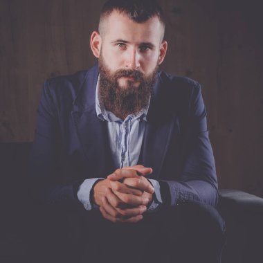 koyu arka plan üzerinde izole sofa ofis lobisinde oturan işadamı