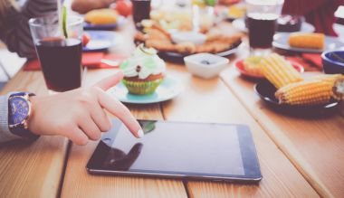 Yemek masasında içki içen insanlar.