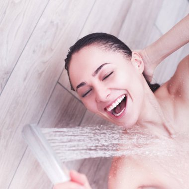 Genç beautyful kadın banyoda duş altında