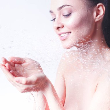 Genç beautyful kadın banyoda duş altında